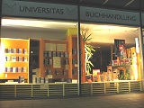 Buchhandlung Universitas bei Nacht