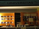 Buchhandlung Universitas bei Nacht